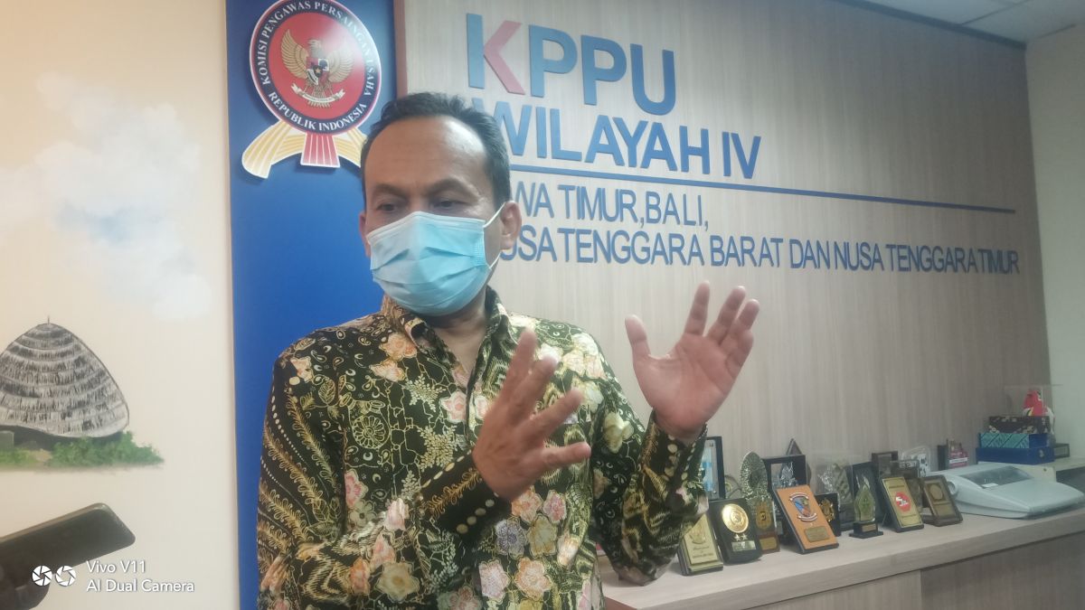 Ketua KPPU RI, Ukay Karyadi saat memberikan keterangan kepada awak media di Surabaya mengenai mahalnya minyak goreng. (Foto: Zain Ahmad/jatimnow.com)