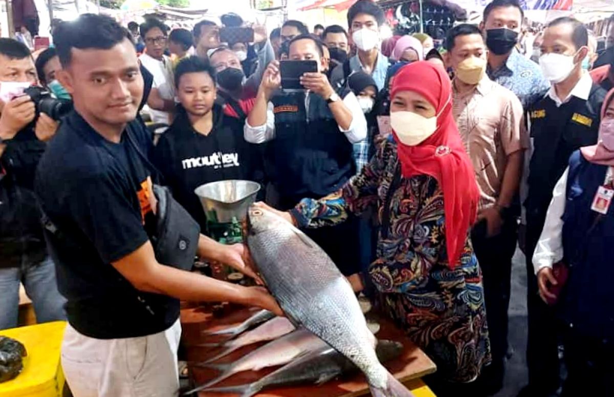 Khofifah saat berkunjung ke pasar bandeng di kawasan Pasar Gresik.(Foto: Sahlul Fahmi/jatimnow com)