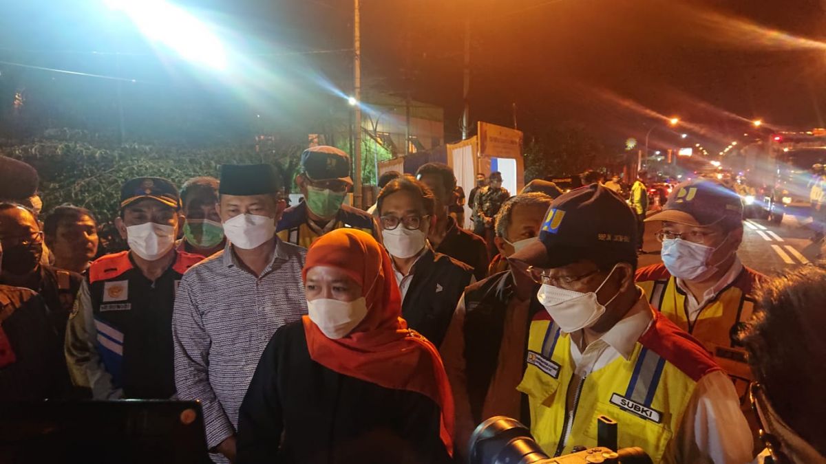 Gubernur Jatim Khofifah Indah Parawansa saat meninjau Jembatan Ngaglik Lamongan yang rampung diperbaiki. (Foto : Adyad Ammy Iffansah/jatimnow.com)