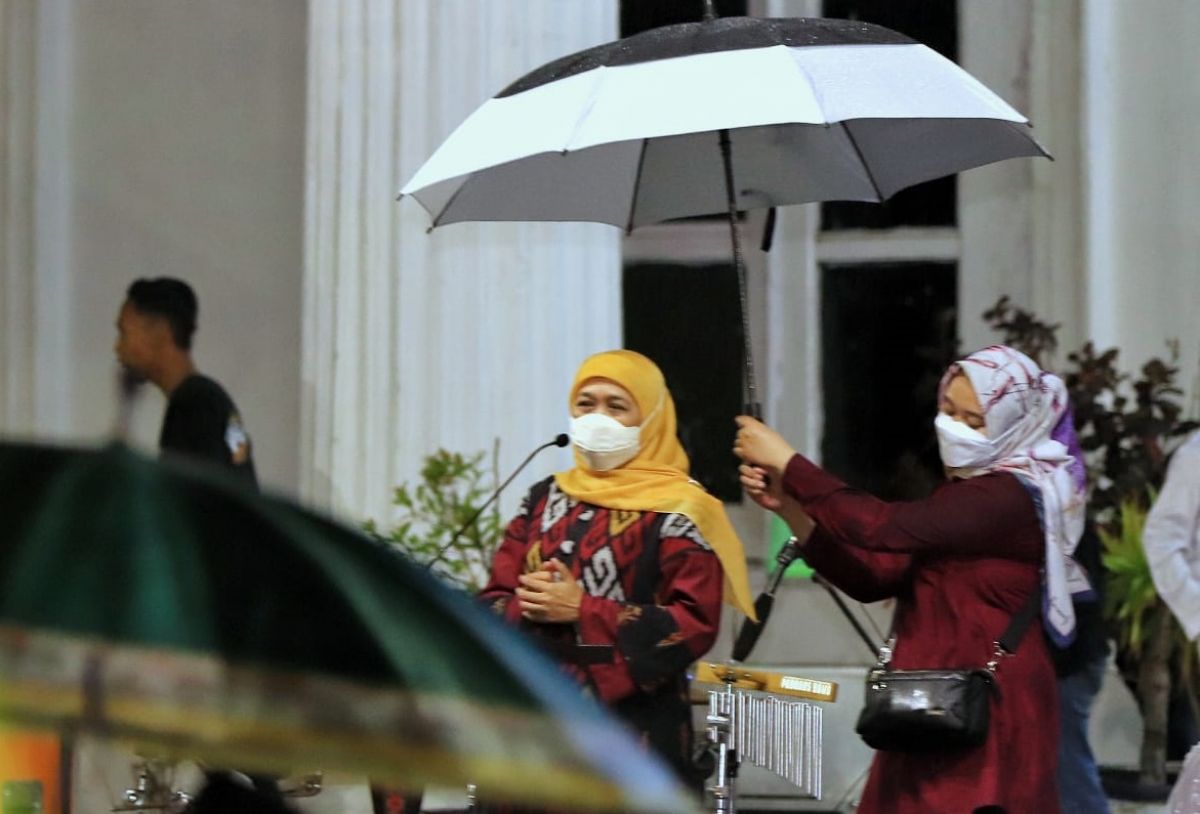 Gubernur Khofifah saat pembagian sembako di Kota Pasuruan. (Foto: Humas Pemkot Pasuruan)