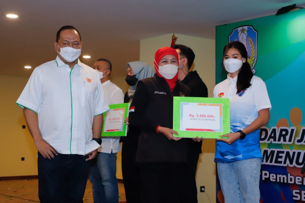 Gubernur Jatim Khofifah Indar Parawansa memberikan uang saku kepada atlet yang berlaga di SEA Games 2022.(Foto: Humas Pemprov Jatim)