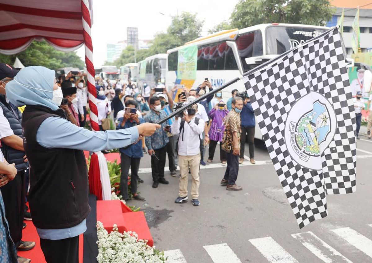 Khofifah melepas ribuan pemudik dari Surabaya ke 15 kabupaten/kota di Jatim (Foto: Humas Pemprov Jatim/jatimnow.com)