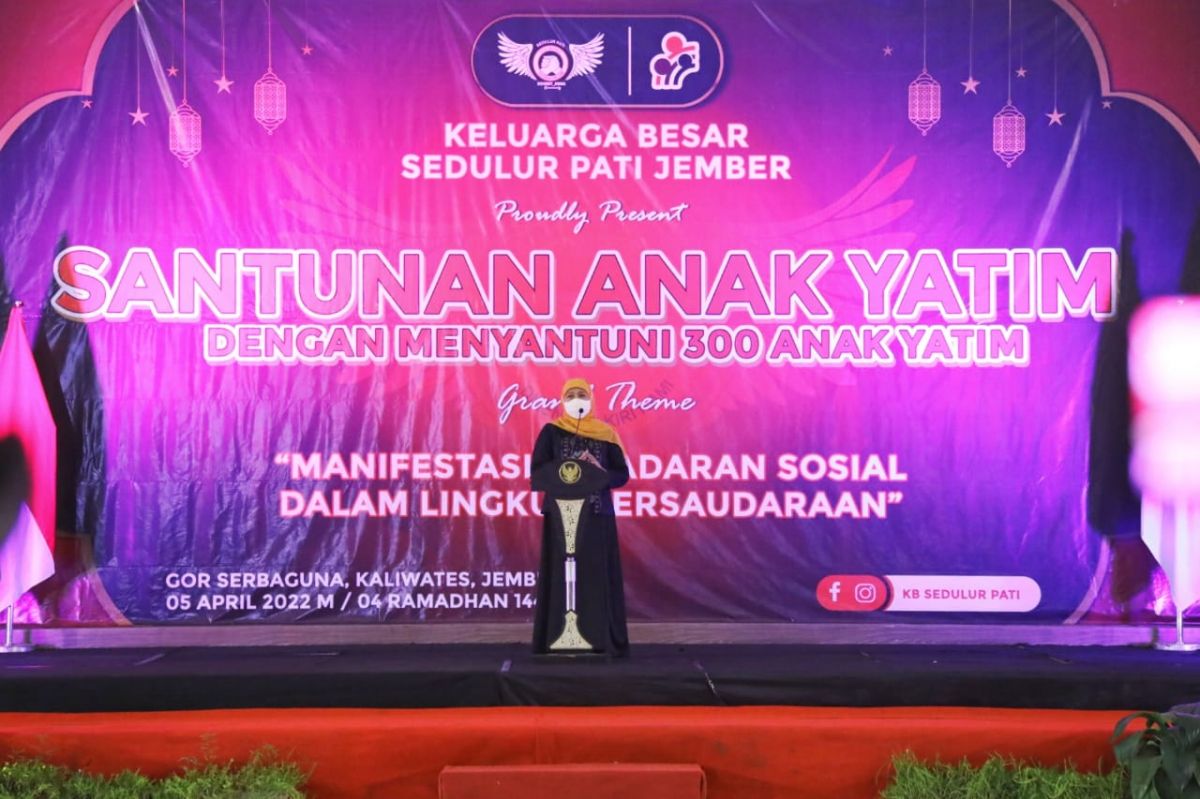 Gubernur Jatim Khofifah Indar Parawansa saat hadir di acara Santunan Anak Yatim se-Jatim yang diselenggarakan Komunitas Sedulur Pati Jember di Gedung Serbaguna GOR Kaliwates, Jember, Selasa (5/4/2022).(Foto: Humas Pemprov Jatim)