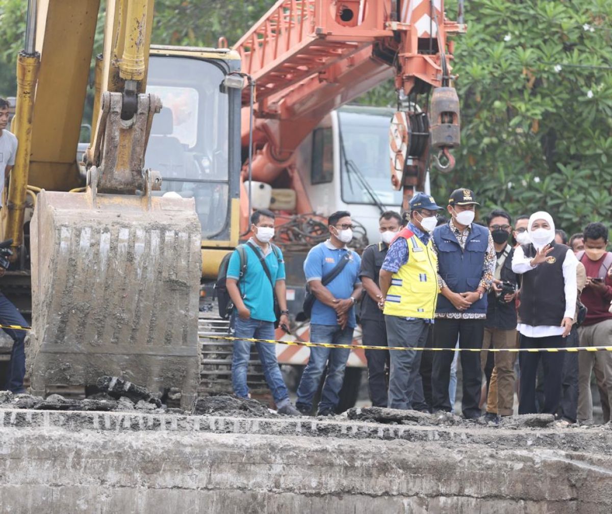 Gubernur Khofifah saat meninjau revitalisasi jembatan ambles di Lamongan. (Foto: Humas Pemprov Jatim/jatimnow.com)