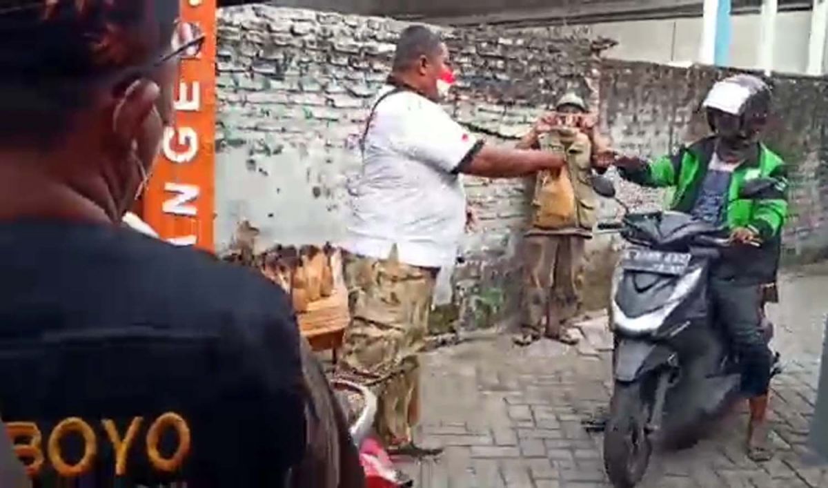 Komunitas Jogoboyo Disability Care (JDC) bagikan ratusan paket takjil di Surabaya (Foto: Komunitas JDC Surabaya)