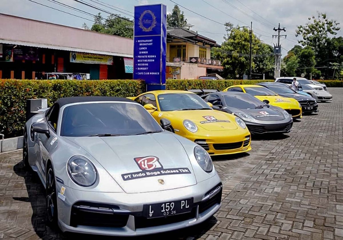 Penggemar mobil mewah Surabaya yang tergabung dalam komunitas Just For Fun (Foto-foto: Komunitas Just For Fun)