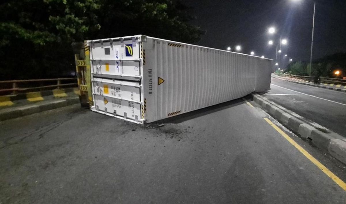 Hindari Fly Over Trosobo Sidoarjo, Ada Truk Kontainer Terguling