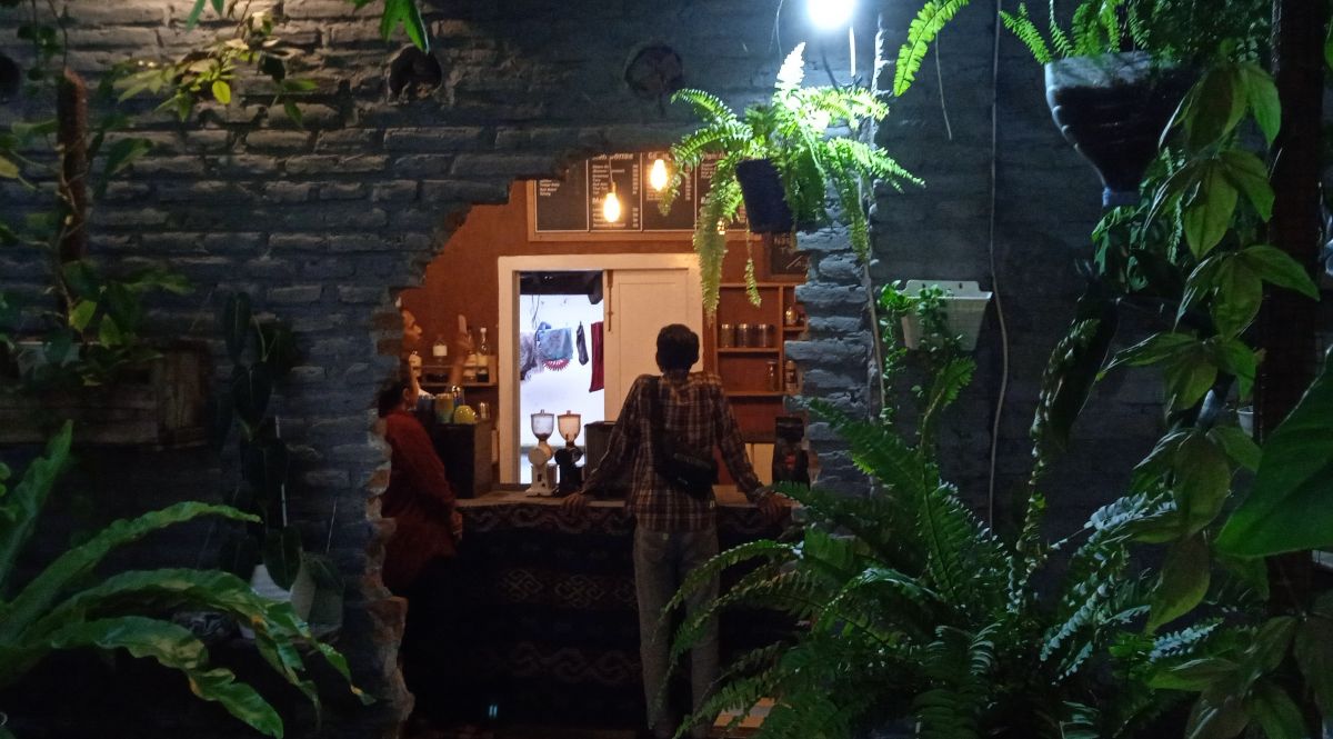 Meja pemesanan di Kopico coffee and garden yang berada di balik pintu kecil estetik. (Foto-foto: Arina Pramudita/jatimnow.com)