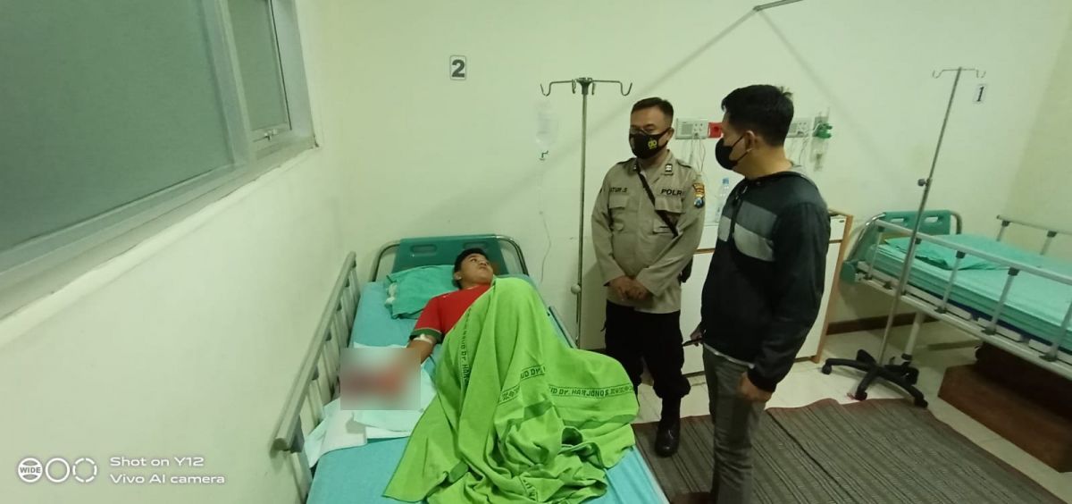 Korban ledakan mercon terbaring di umah Sakit Umum Daerah (RSUD) dr Harjono.(Foto: Polsek Bungkal/jatimnow.com)