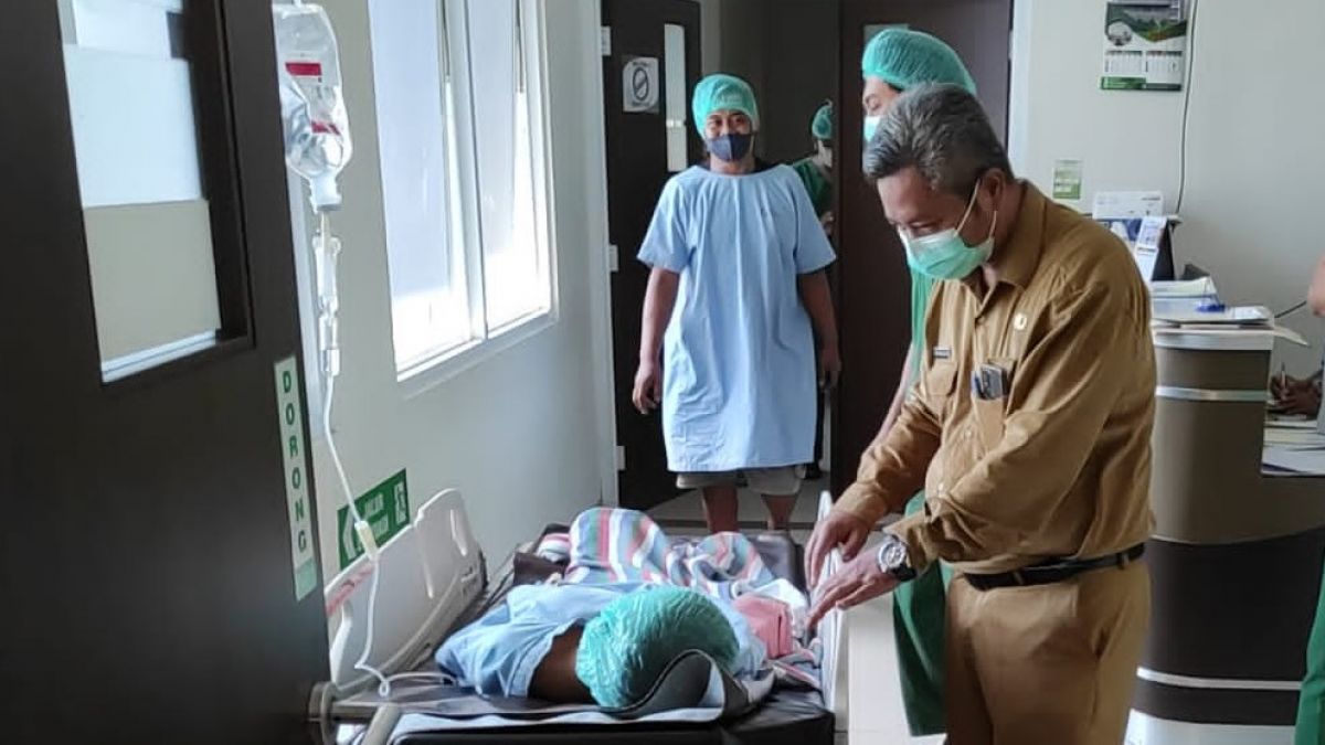 Bocah DZA menjalani perawatan intensif dan bersiap melakukan operasi di RSUD SLG. (Foto: Yanuar Dedy/Jatimnow.com)