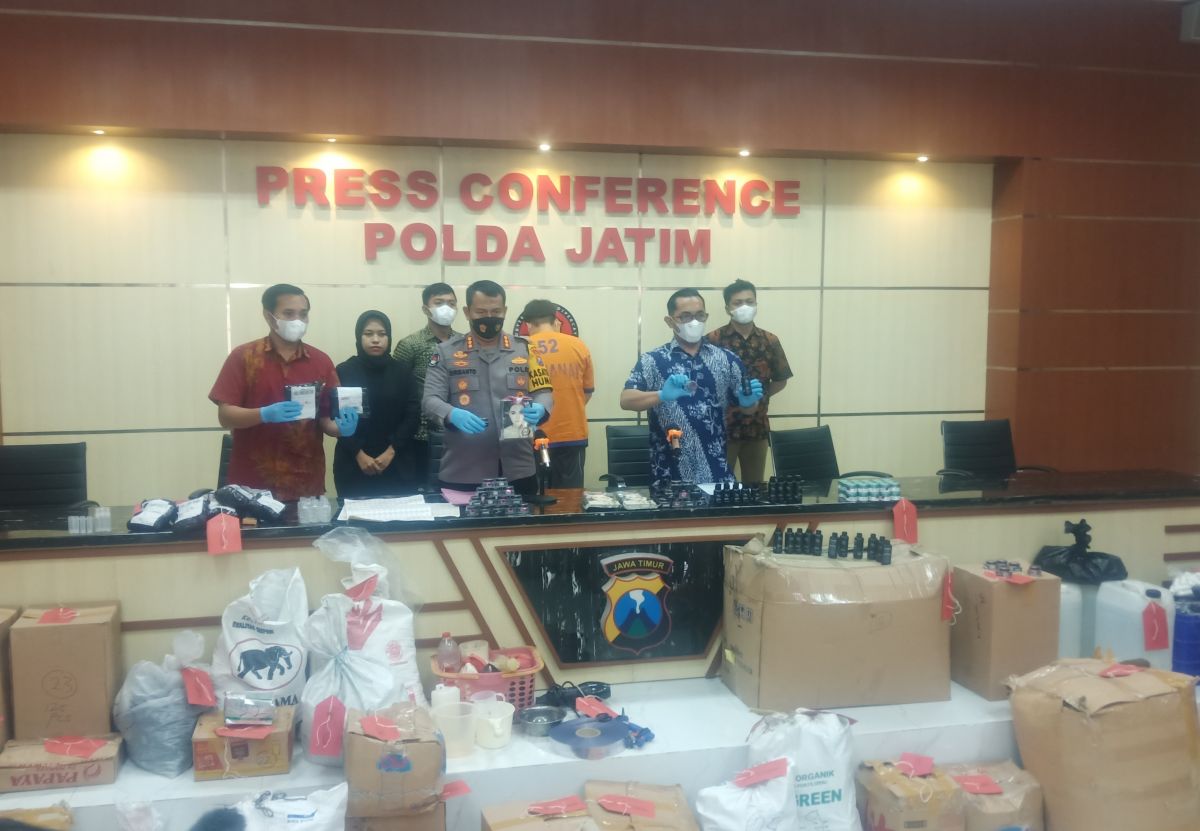 Barang bukti produk kosmetik ilegal yang digerebek di gudang Lebak Timur, Surabaya. (Foto-foto: Zain Ahmad/jatimnow.com)