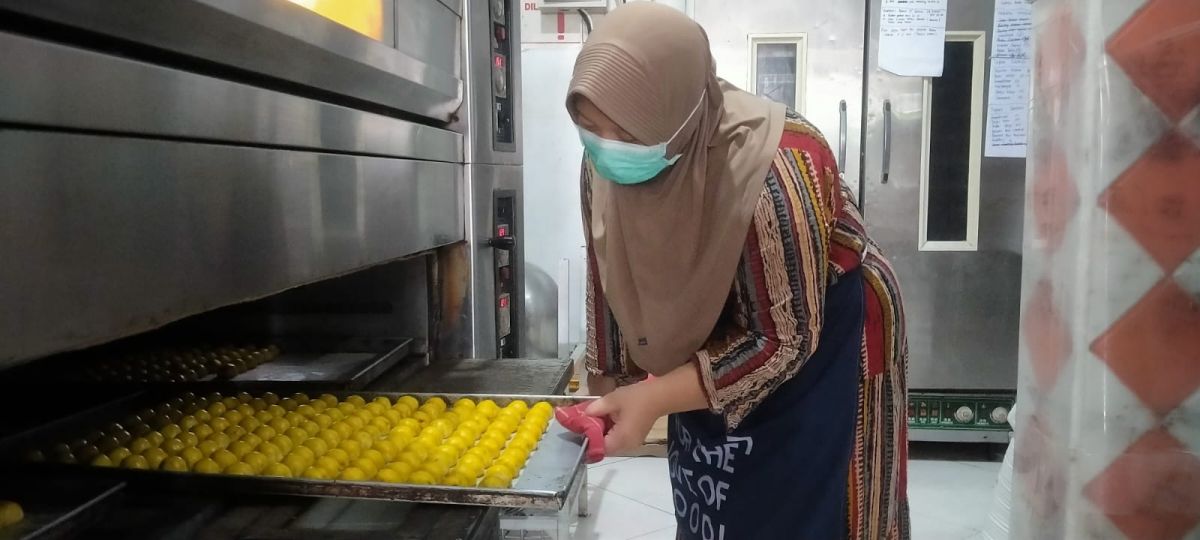Nastar durian yang masih dalam proses oven milik produsen kue kering di Desa Tambakrejo, Kecamatan Jombang.(Foto: Elok Aprianto)