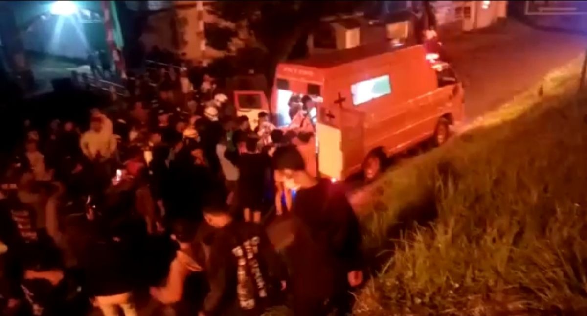 Proses evakuasi korban laka air oleh tim SAR dari Dam Jatimlerek Plandaan.(Foto : Polsek Megaluh)