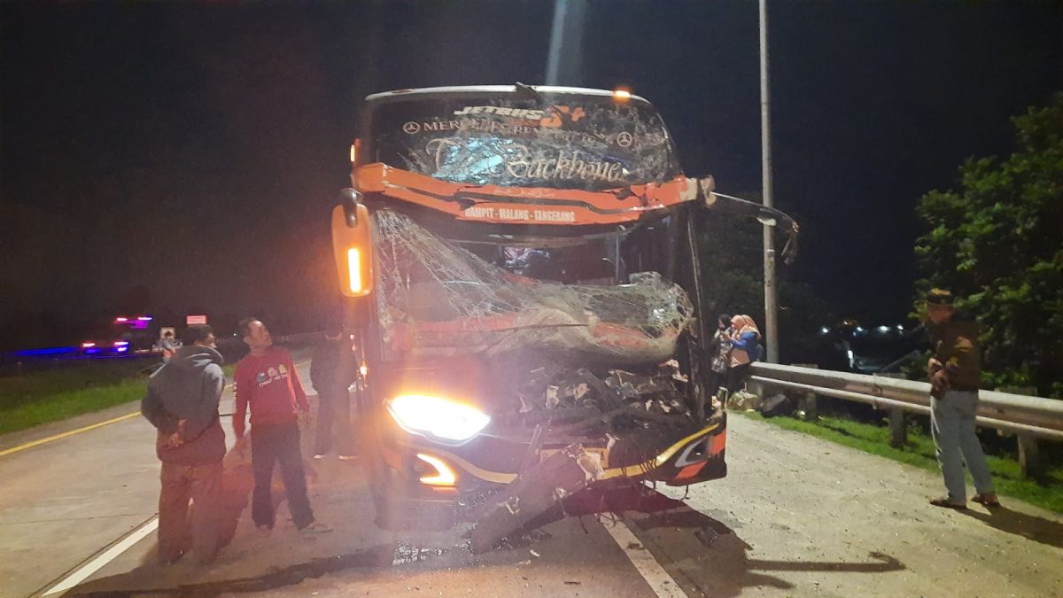 Kondisi bagian depan bus yang terlibat laka di Tol Jombang. (Foto: Departemen Layanan Jalan Tol/jatimnow.com)