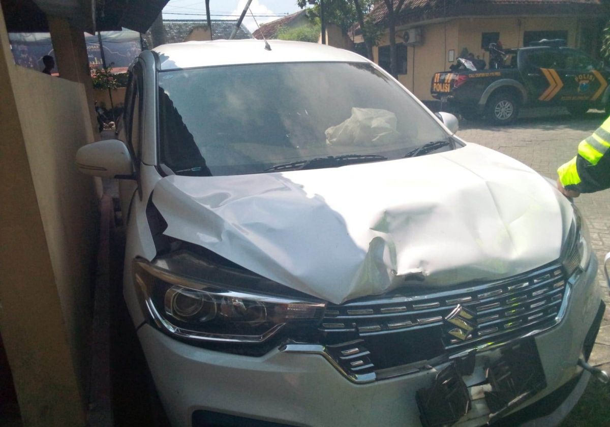 Biker Terlempar Usai Adu Banteng dengan Mobil di Mojowarno Jombang