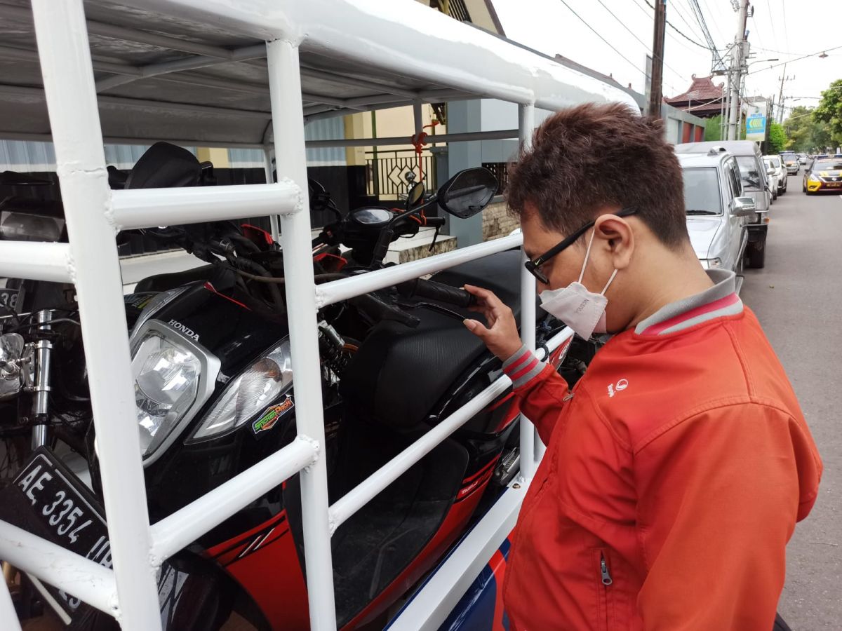 Sepeda motor yang mengalami kecelakaan dibawa ke Mapolres Ponorogo.(Mita Kusuma/jatimnow.com)