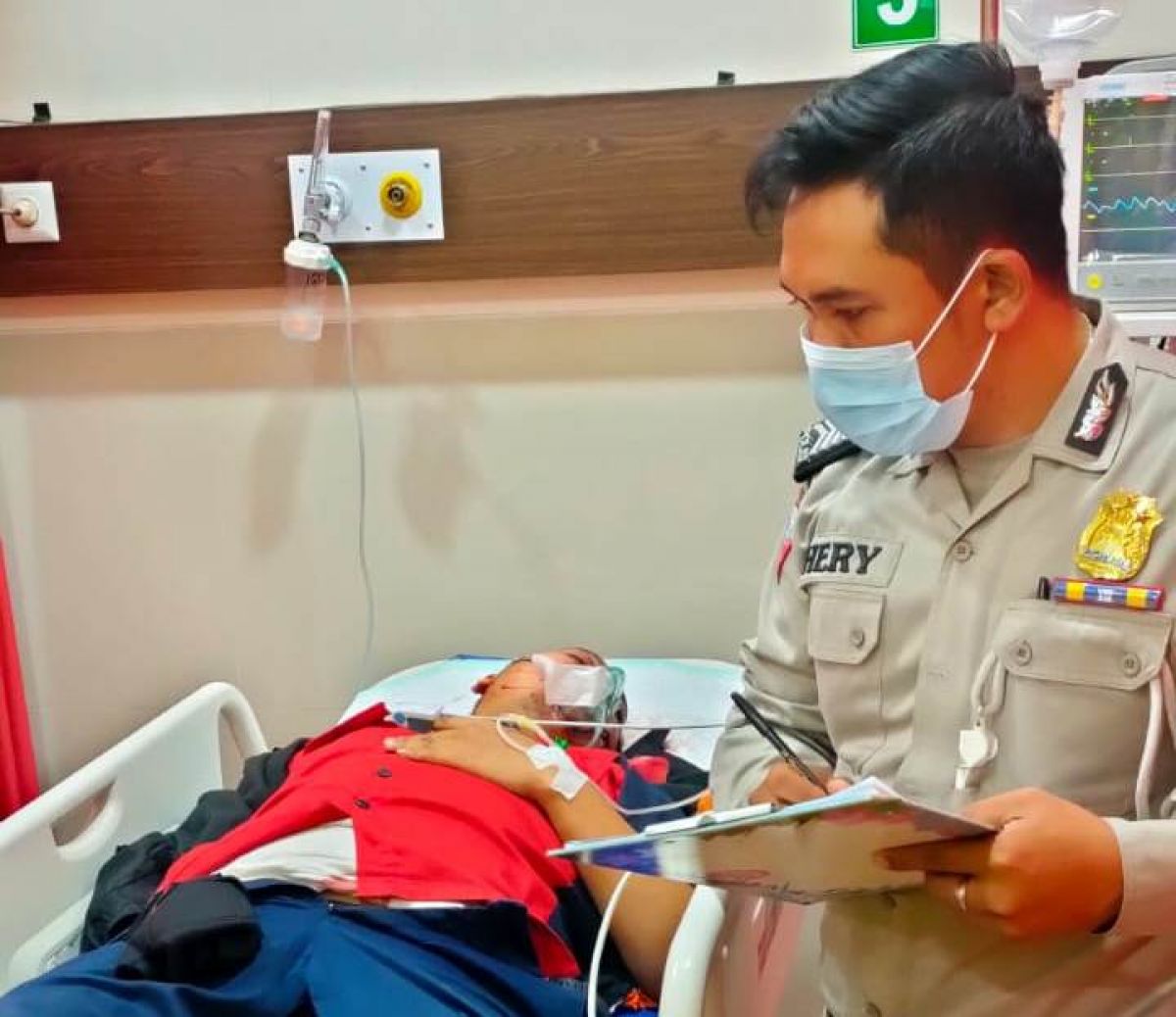 Korban luka berat akibat kecelakaan di Simpang Tiga Pelem. (Foto: Polsek Gempol/jatimnow.com)