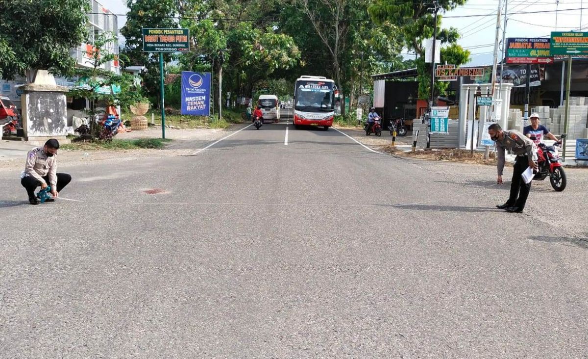 Polisi melakukan olah TKP di Simpang Empat Banggel. (Foto: Polres Ponorogo/jatimnow.com)