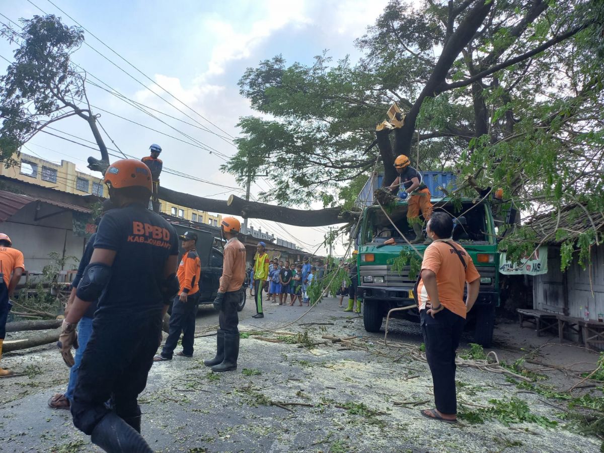 Proses evakuasi truk kontainer yang dilakukan oleh BPBD kabupaten Jombang.  (Foto: Elok Aprianto/jatimnow.com)