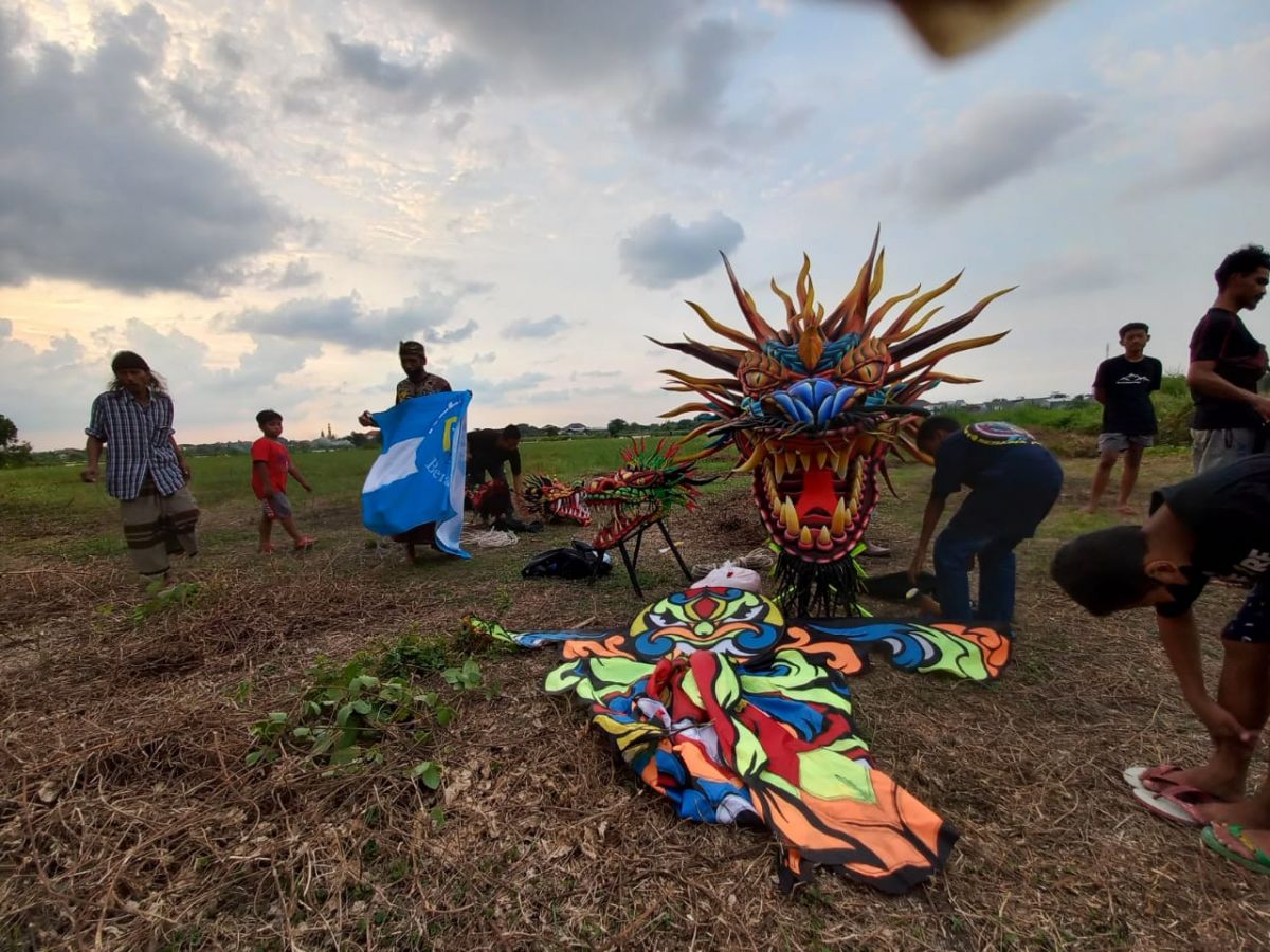 Persiapan penerbangan layang-layang naga di Lamongan.(Foto : Adyad Ammy I./jatimnow.com)