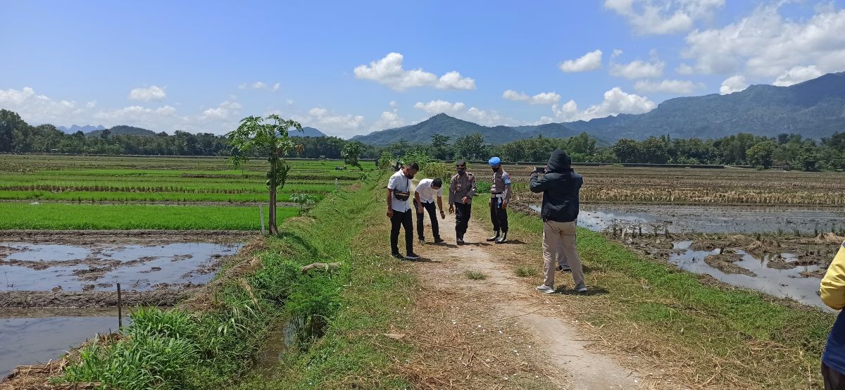 Olah TKP di lokasi meledaknya mercon.(Foto: Mita Kusuma/jatimnow.com)