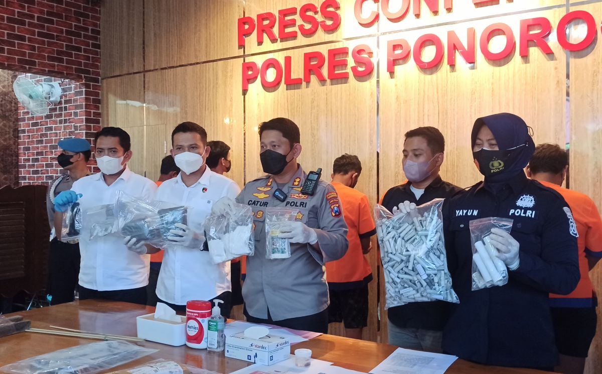 Rilis penetapan tersangka peledakan mercon di Mapolres Ponorogo. ( Foto: Mita Kusuma/jatimnow.com)