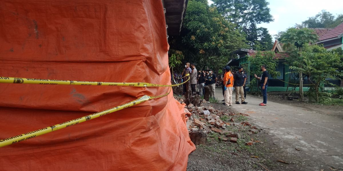 Kapolres Kediri AKBP Agung Setyo Nugroho bersama Dirreskrimum Polda Jatim Kombespol Totok Suharyanto memimpin olah TKP. (Foto : Yanuar Dedy/Jatimnow.com)