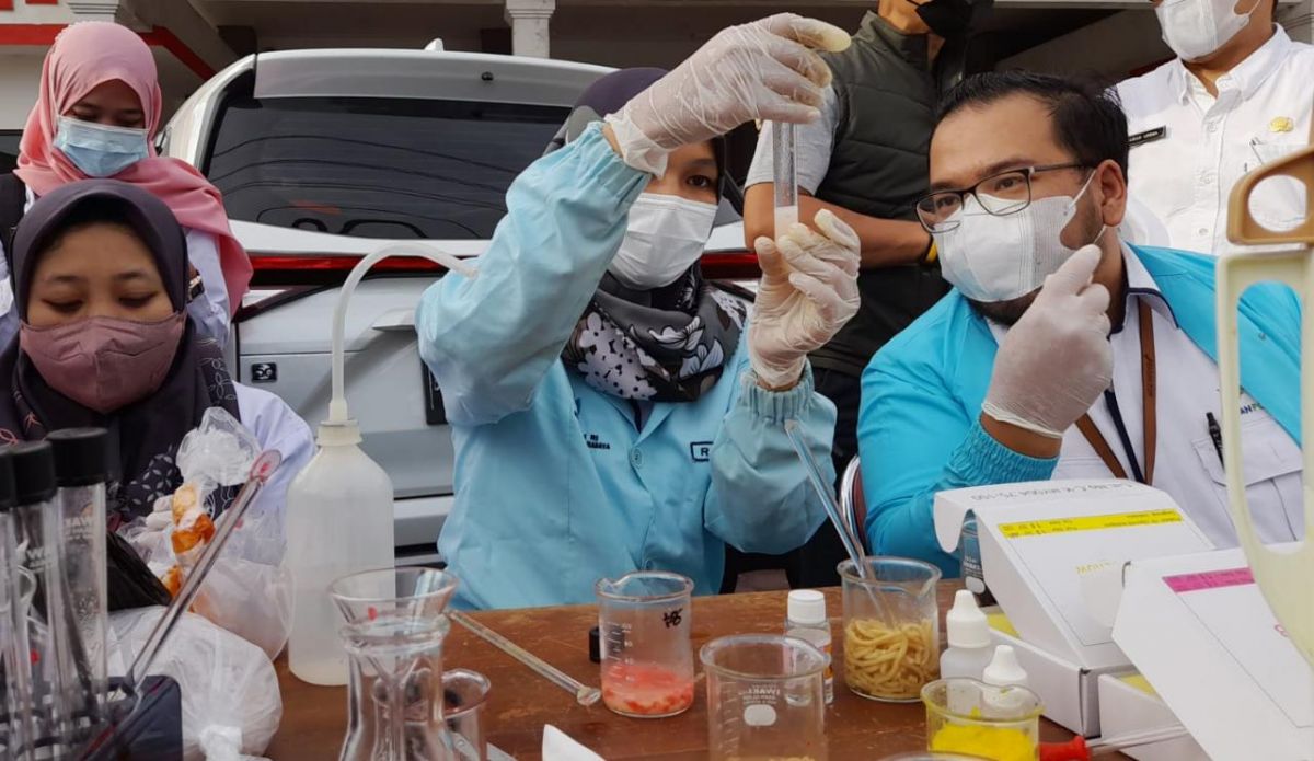 Loka POM Kediri menguji sampel makanan takjil. (Foto : Yanuar Dedy/jatimnow.com)