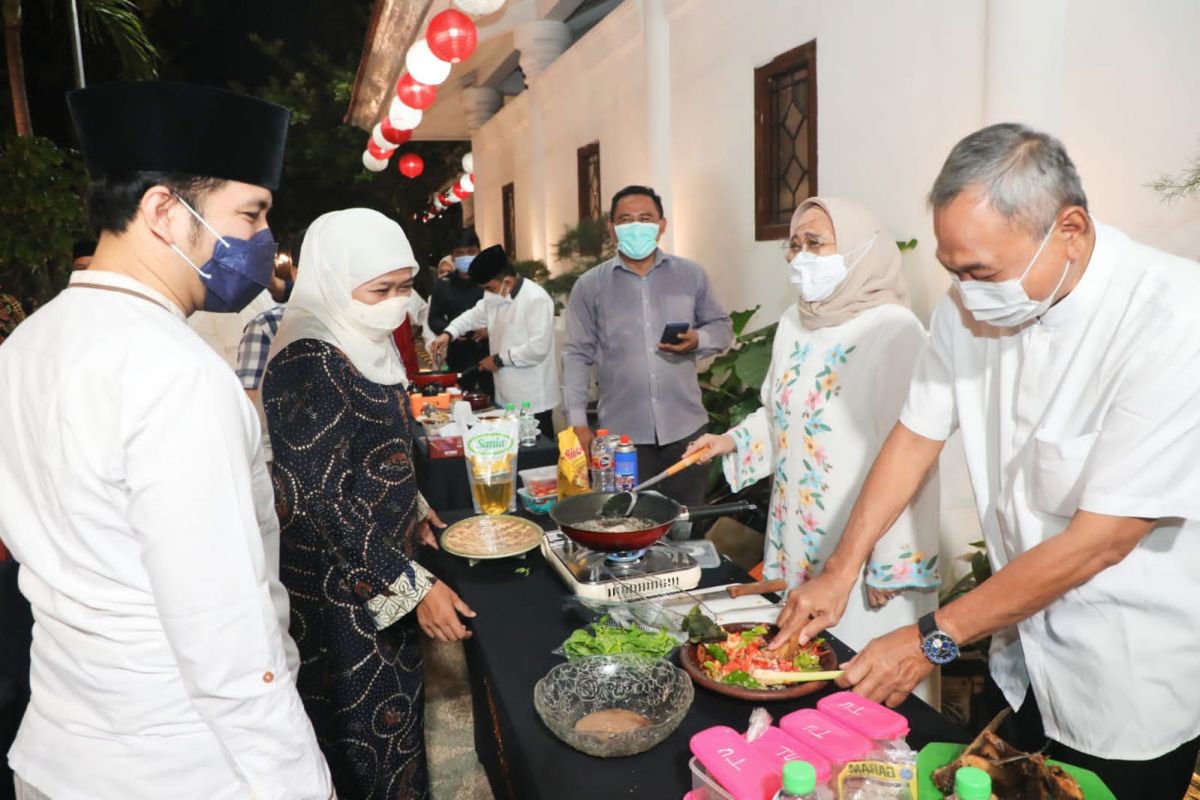 Gubernur Jatim Khofifah Indar Parawansa dan Wagub Jatim Emil Dardak meninjau lomba masak di Gedung Negara Grahadi.(Foto: Humas Pemprov Jatim)