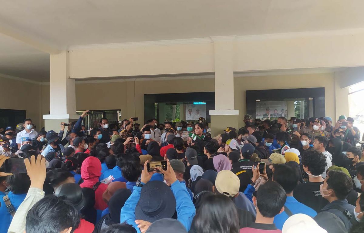 Ratusan mahasiswa Lamongan saat menerobos masuk gedung DPRD Lamongan (Foto: Adyad Ammy Iffansah/jatimnow.com)