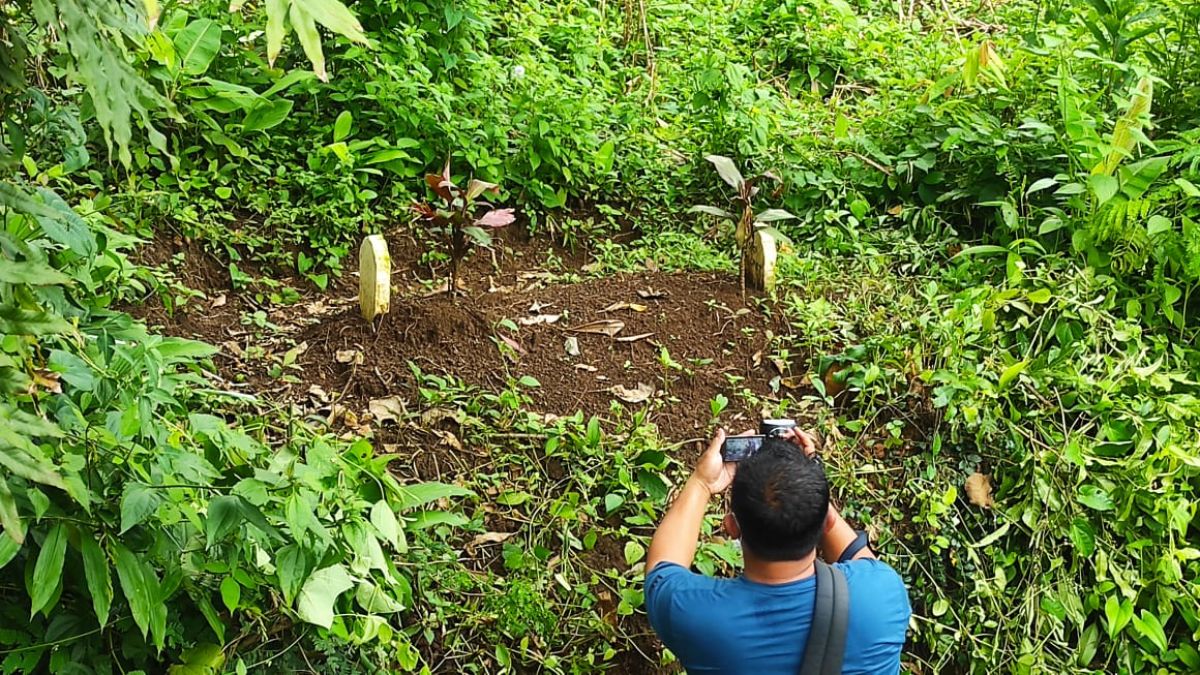 Makam misterius yang ditemukan warga di dalam hutan. (Foto: Nor for jatimnow.com)