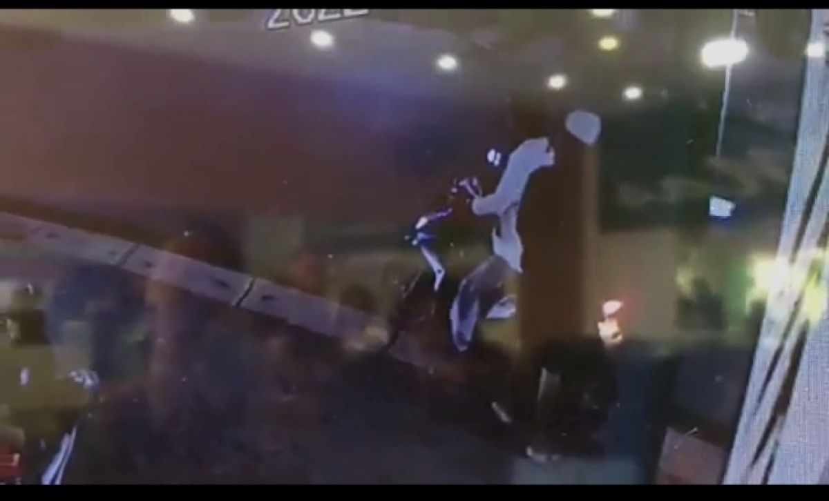 Pelaku Pencurian motor di Sukodono Sidoarjo yang terekam CCTV. (Foto: Tangkapan layar CCTV/jatimnow.com)