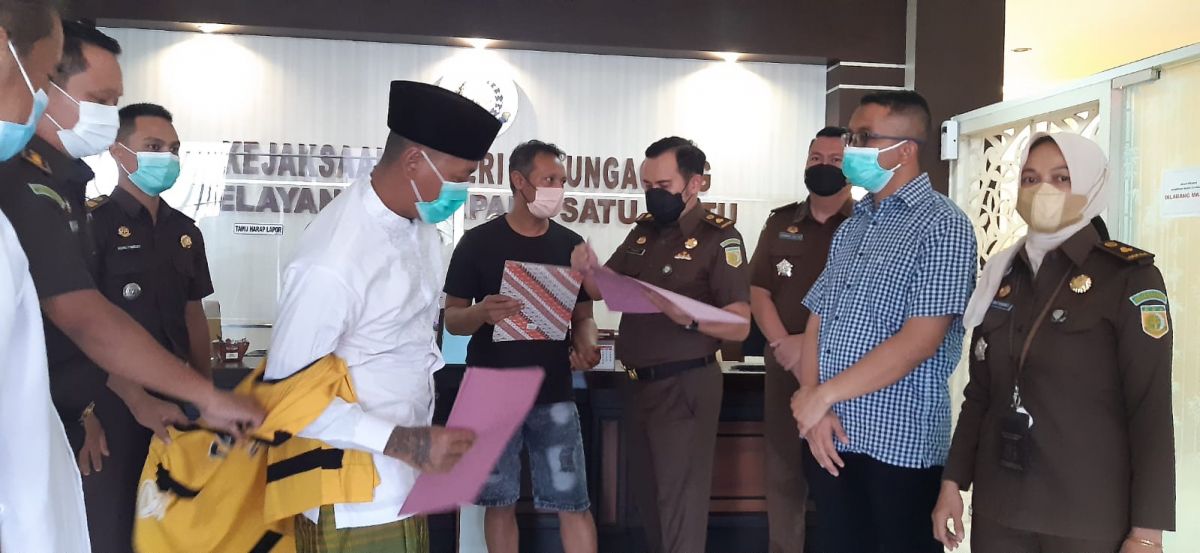 Penyerahan surat restorative justice ke tersangka. (Foto: Kejaksaan Tulungagung)