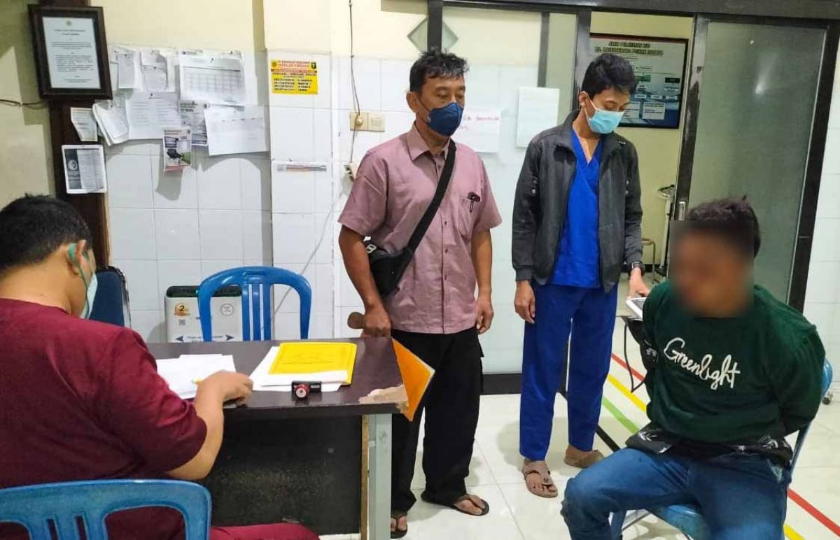 Tersangka Yasid saat diamankan di kantor polisi. (Foto: Polsek Gempol for jatimnow.com)