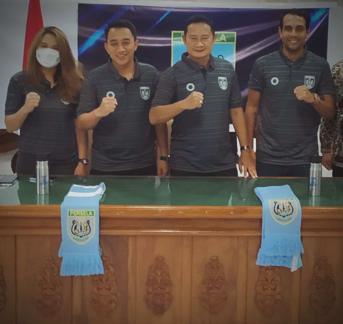 Pembina Persela Lamongan Yuhronur Efendi (tengah), Tim Pelatih Gustavo Lopes (kanan), dan Fariz manajer baru Persela Lamongan (kiri). (Foto: Adyad Ammy I./jatimnow.com)
