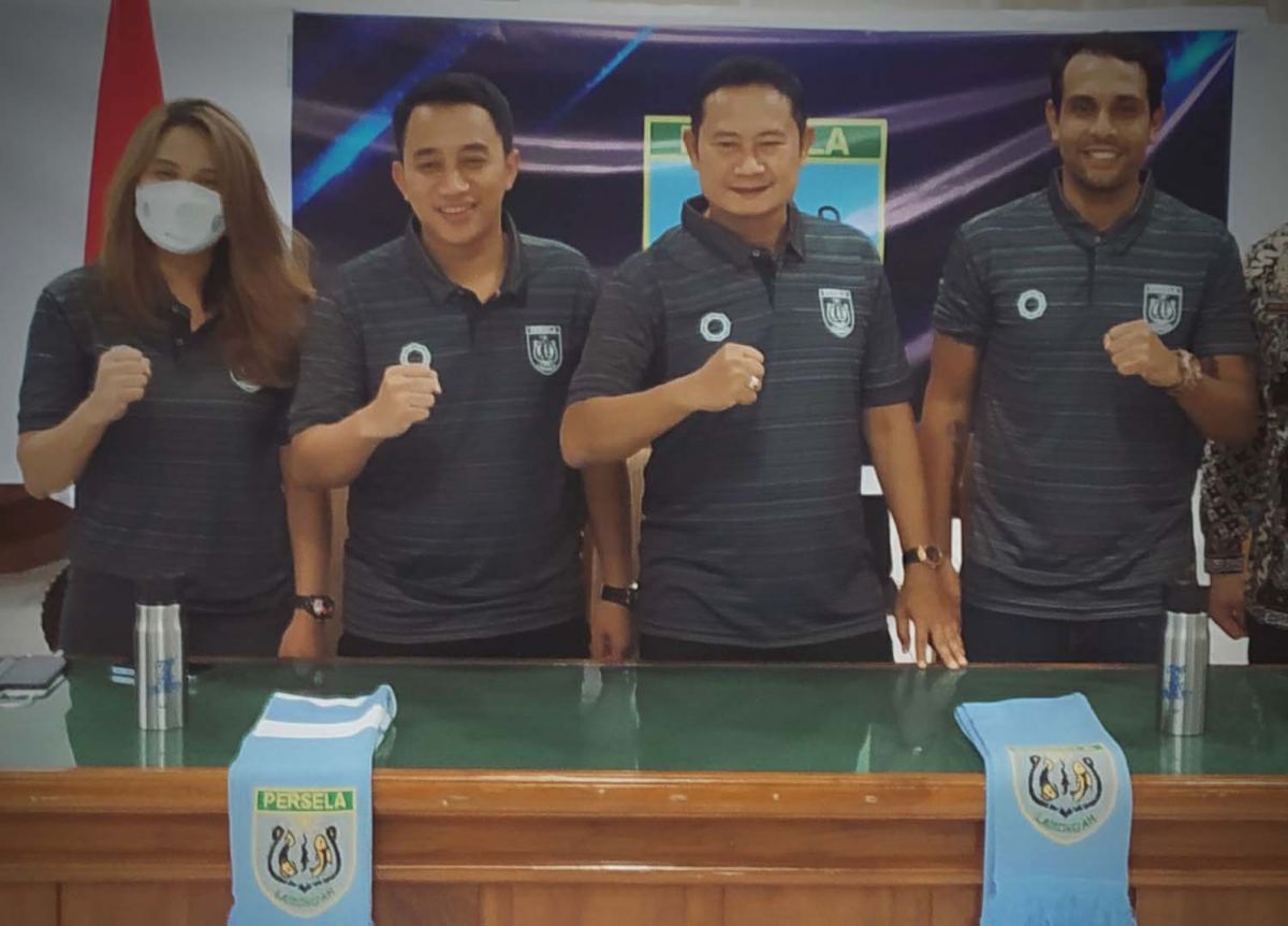 Manajer Persela Lamongan, Fariz Julinar Maurisa (dua dari kiri) - (Foto: Adyad Ammy I/jatimnow.com)