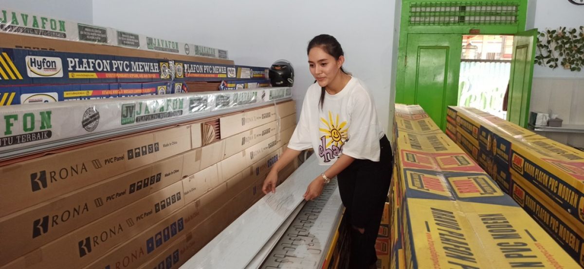 Realita Ika Prastika memilih menekuni berjualan plafon. (Foto: Mita Kusuma/jatimnow.com)