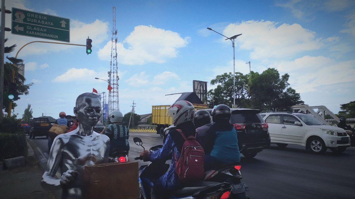 Yanto warga Purwodadi yang mengais rezeki di Lamongan sebagai manusia silver. (Foto-foto: Adyad Ammy Iffansah/jatimnow.com)