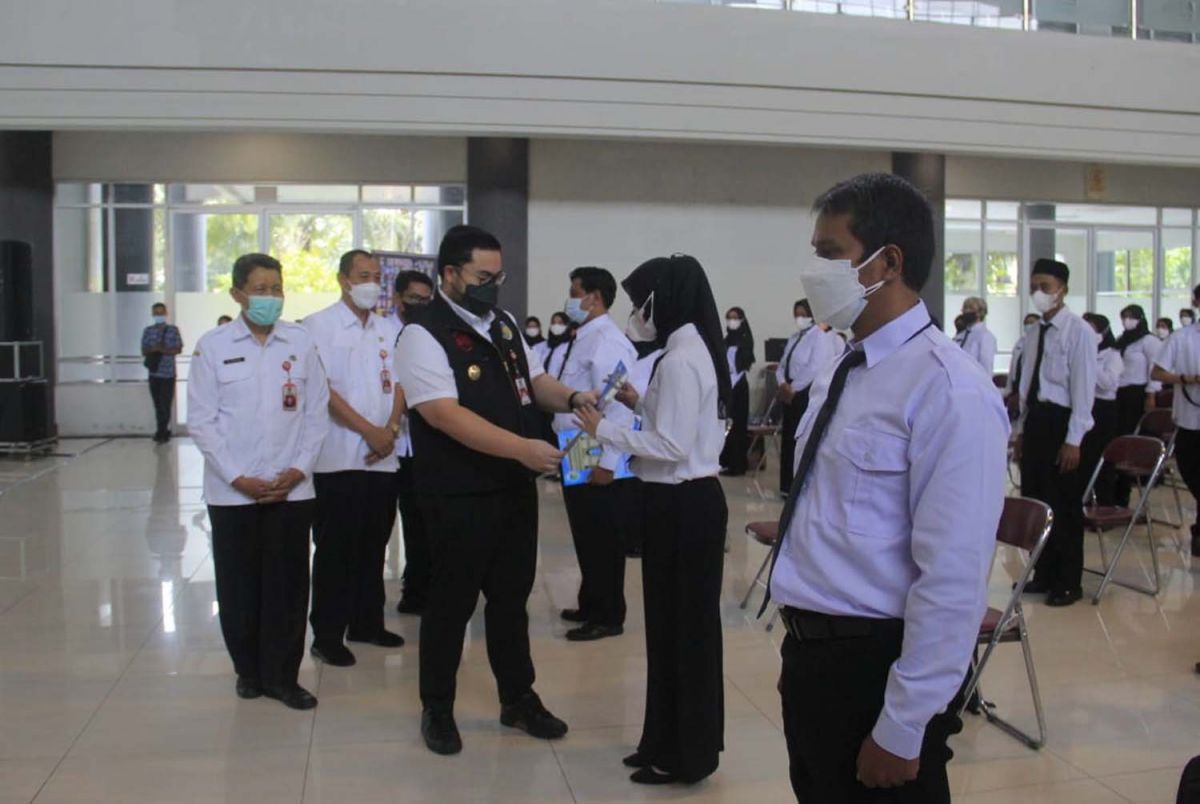 Mas Dhito menyerahkan SK PPPK di Convention Hall SLG (Foto: Humas Pemkab Kediri/jatimnow.com)