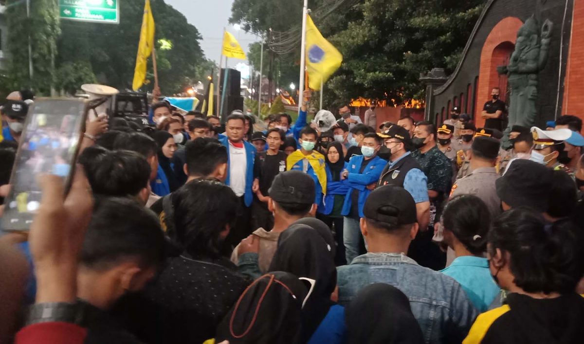 Mas Dhito menemui massa aksi dari PMII (Foto: Yanuar Dedy/jatimnow.com)