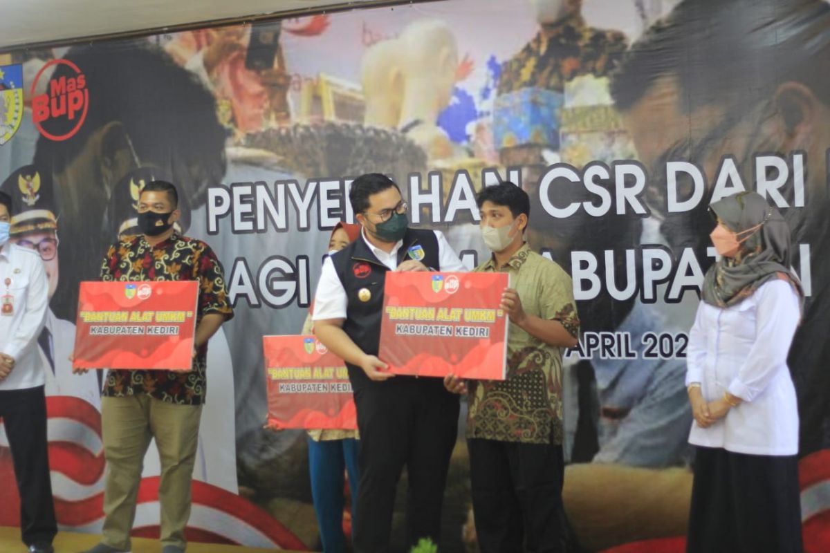 Mas Dito menyerahkan bantuan UMKM di Kabupaten Kediri. (Foto: Humas Pemkab Kediri/jatimnow.com)