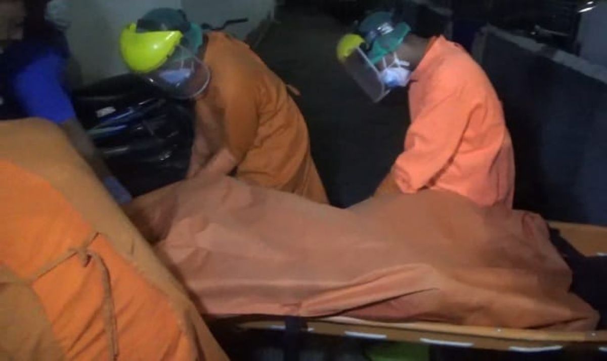 Polisi saat melakukan evakuasi pada jenazah perempuan yang sudah membusuk.(Foto: Elok Aprianto)