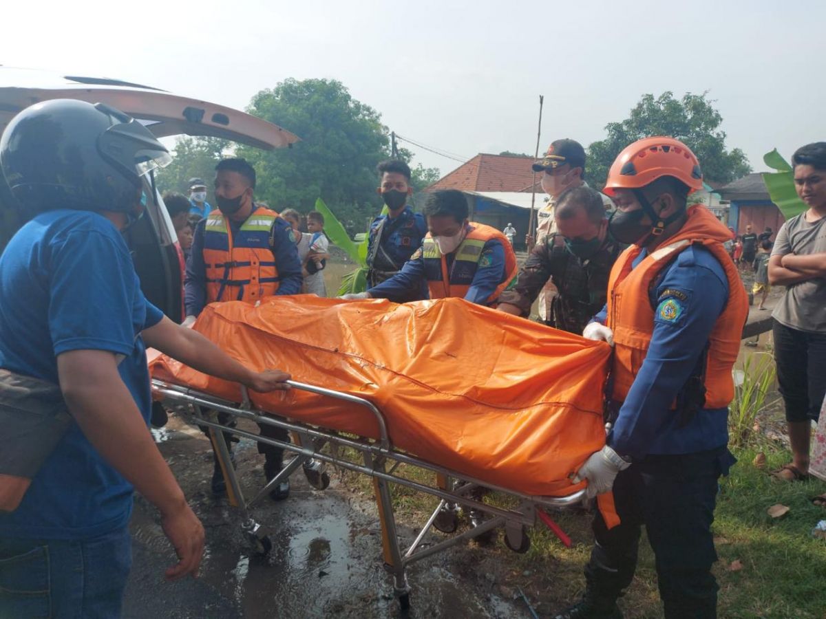 Petugas mengevakuasi mayat pria tanpa identitas di Sungai Desa Ngaresrejo, Sidoarjo. (Foto: BPBD Sidoarjo/jatimnow.com)