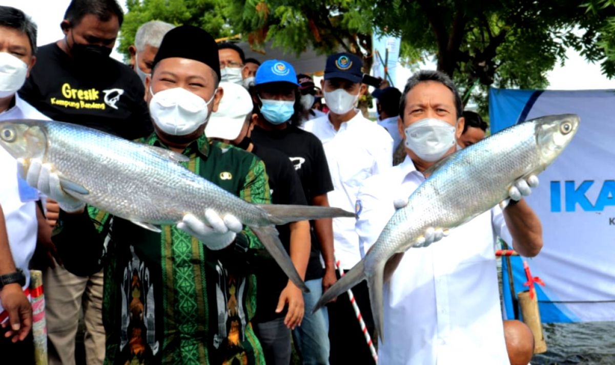 Menteri Kelautan dan Perikanan Sakti Wahyu Trenggono mengunjungi kampung perikanan budidaya bandeng di Desa Pangkah Wetan.(Foto: Humas Pemkab Gresik)