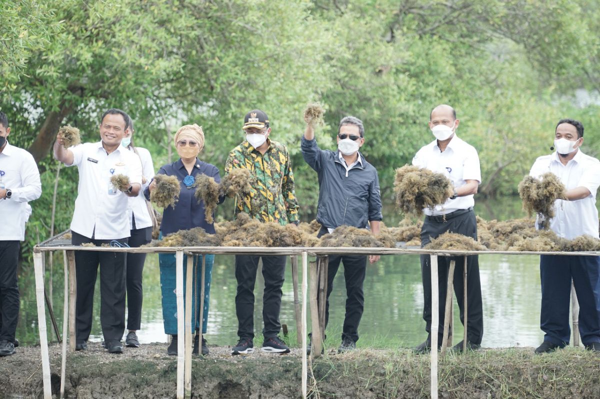 Menteri Trenggono didampingi Gus Muhdlor saat mengunjungi Desa Kupang, Jabon. (Foto: Zainul Fajar/jatimnow.com)