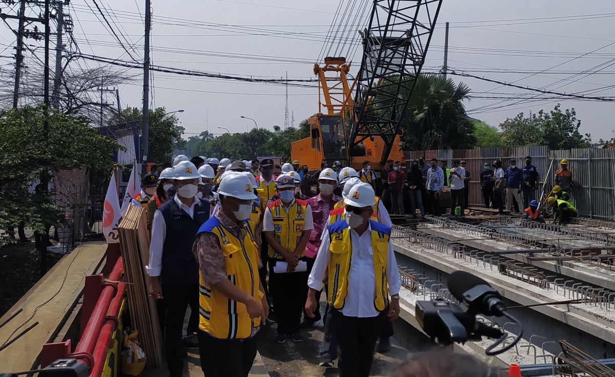 Menteri PUPR Basuki Hadimuljono (kanan) saat meninjau revitalisasi Jembatan Ngaglik, Lamongan. (Foto: Adyad Ammy Iffansah/jatimnow.com)