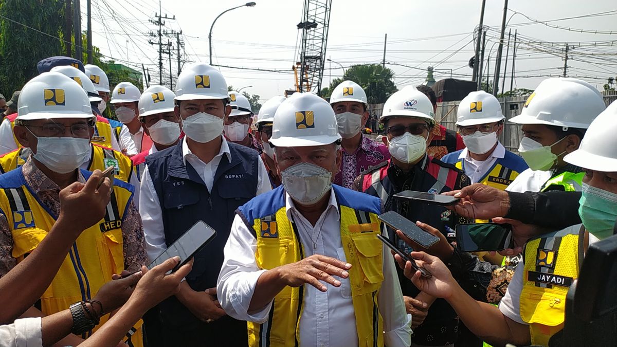 Menteri PUPR, Basuki Hadimuljono di sela-sela peninjauan Jembatan Ngaglik I Lamongan. (Foto: Adyad Ammy Iffansah/jatimnow.com)