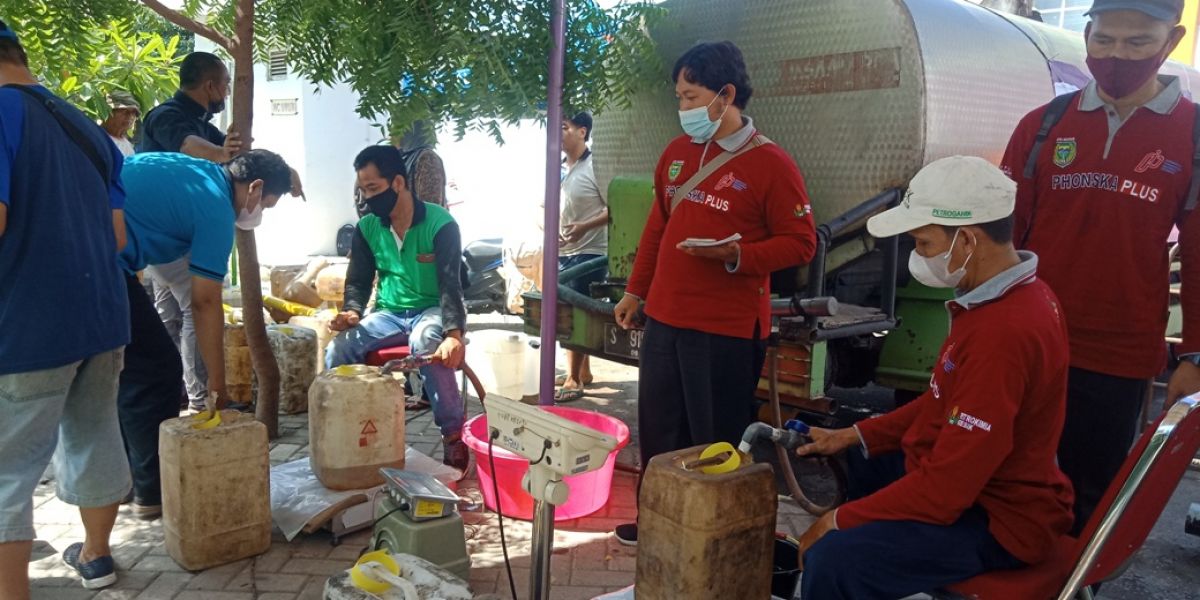 Distribusi minyak goreng subsidi di Pasar Setono Betek Kota Kediri. (Foto : Yanuar Dedy/Jatimnow.com)
