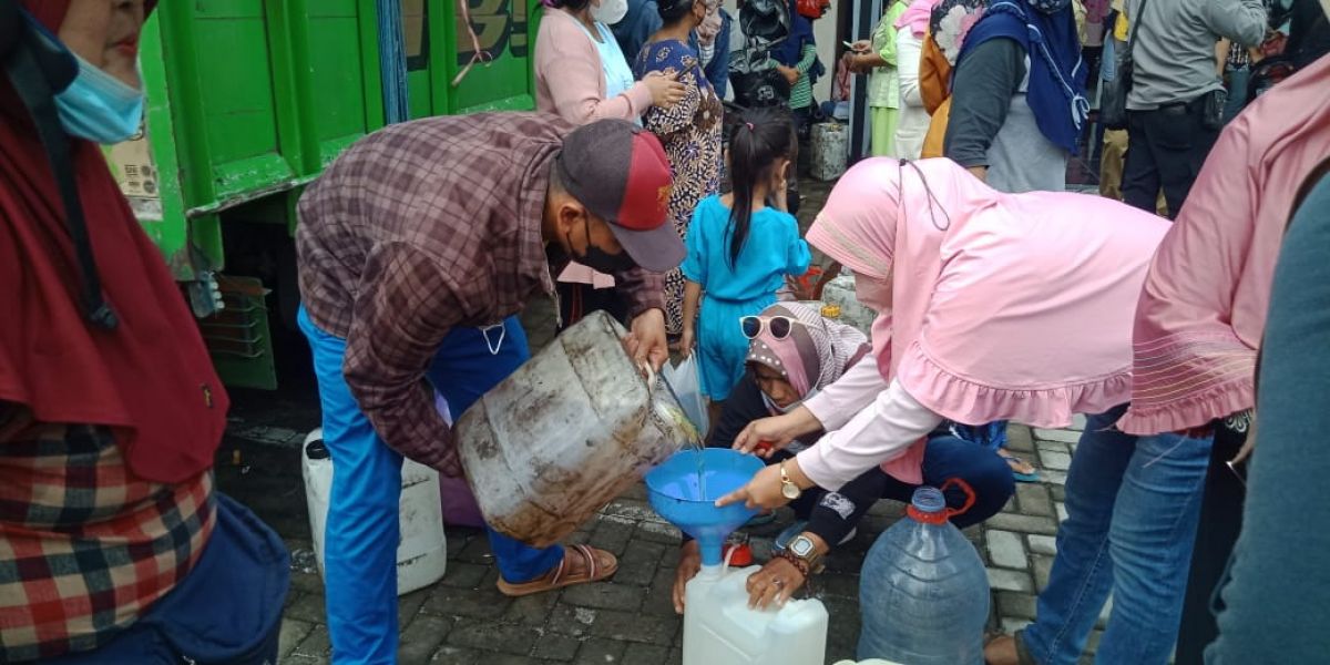 Aktivitas masyarakat saat pendistribusian minyak goreng curah murah. (Foto: Yanuar Dedy/jatimnow.com)
