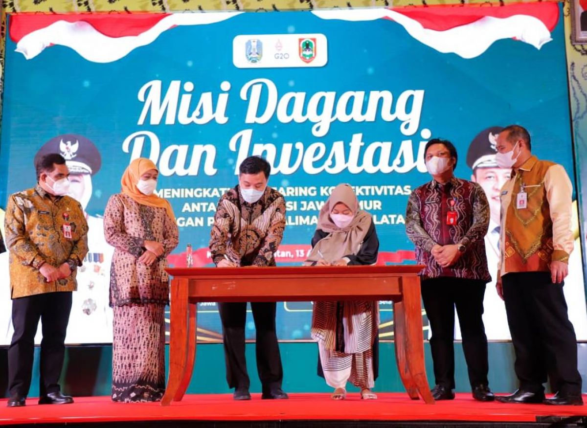 Penandatanganan kerja sama dalam Misi Dagang dan Ivestasi Pemprov Jatim-Kalsel. (Foto: Humas Pemprov Jatim/jatimnow.com)